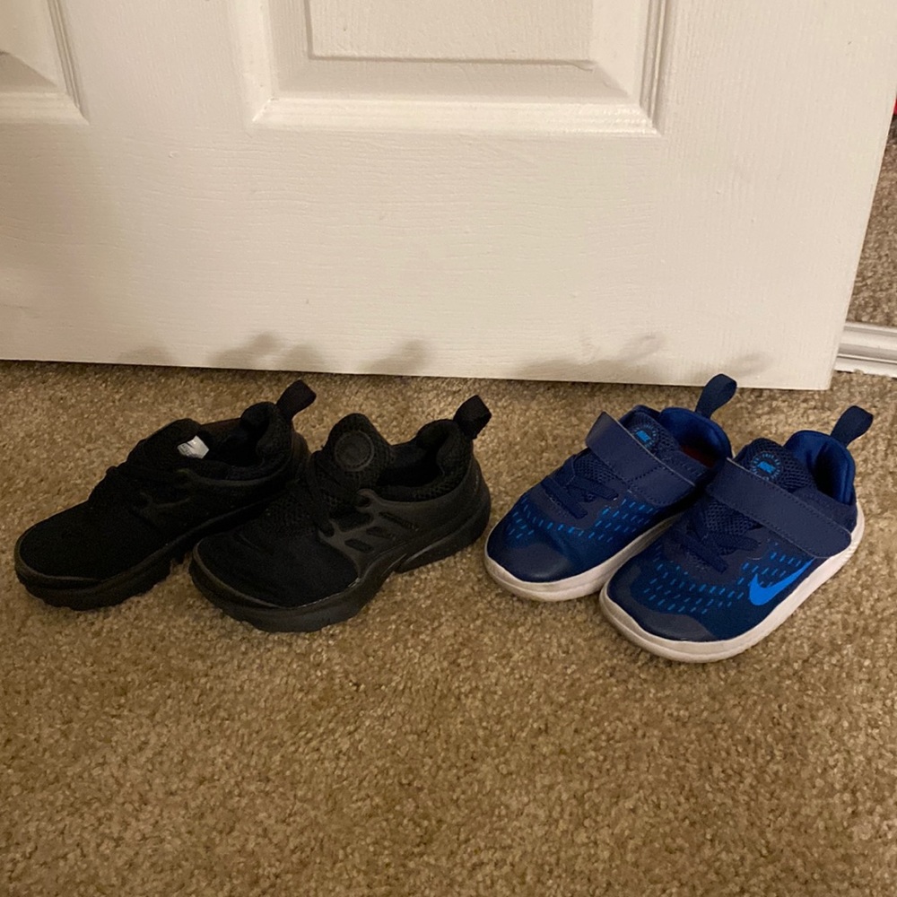 2PAIRS OF NIKE 10C SNEAKERS